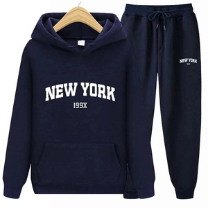 Détail de l'ensemble sweat à capuche et jogging bleu marine New York sur fond blanc
