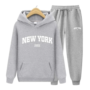 Détail de l'imprimé New York 199X sur l'ensemble gris sweat à capuche et jogging