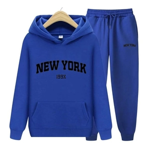 Détail d'un ensemble à capuche bleu avec lettrage NEW YORK et étiquette de taille M