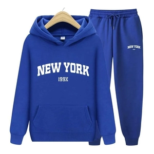 Détail de l'ensemble sweat bleu roi avec lettrage New York et poche kangourou douce