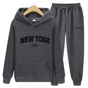 Détails du sweat à capuche et pantalon gris foncé avec imprimé New York de sport