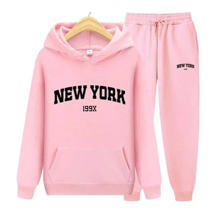 Vue détaillée de l'ensemble sweat à capuche et pantalon New York rose avec tissu en coton doux