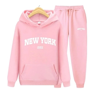 Détail de l'ensemble sweat à capuche rose New York avec imprimé blanc sur cintre en bois