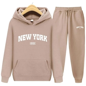 Détail de l'imprimé New York sur ensemble jogging et sweat à capuche beige avec cintre bois