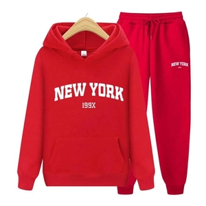 Détail de l'ensemble sweat à capuche rouge avec imprimé blanc New York 199X
