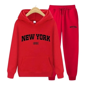 Détail de l'ensemble sweat à capuche rouge avec imprimé New York 199X sur un cintre
