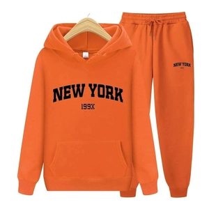 Détail de l'ensemble sweat à capuche orange New York et pantalon avec imprimé 199X