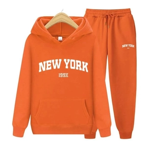 Détail de l'ensemble sweat à capuche et jogging orange New York avec imprimés de lettres