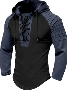 Detail der Raglanärmel mit 3D-Falten und Schnürung am zweifarbigen Herren-Hoodie