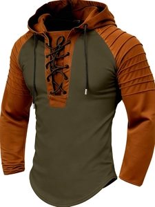 Detailansicht des Schnürverschlusses mit Metallösen an einem Raglan-Hoodie
