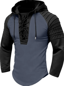 Detailansicht des Schnür-V-Ausschnitts und der Raglanärmel am zweifarbigen Herren-Hoodie