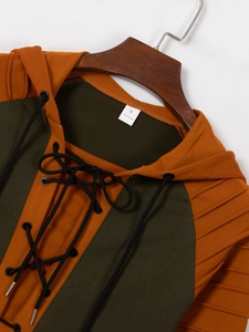 Detail von Herren Kapuzenpullover mit Schnürkragen und strukturierter Ärmeloberfläche