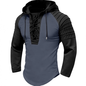 Herren-Kapuzenpullover mit Raglanärmeln, Schnürkragen und gerippten Schulterdetails