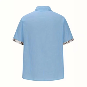 Rückansicht eines hellblauen Kurzarmhemdes mit klassischem Karomuster an den Ärmelbündchen