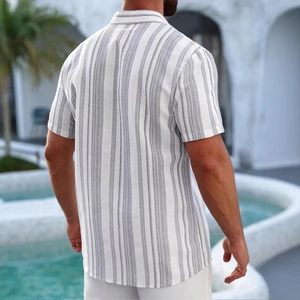 Camicia casual da uomo a maniche corte con strisce verticali grigie su base bianca