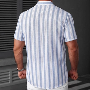 Dettaglio macro del retro della camicia slim fit da uomo a righe verticali blu e bianche
