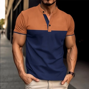 Gros plan sur un polo pour hommes avec blocs de couleur orange et bleu marine et col henley