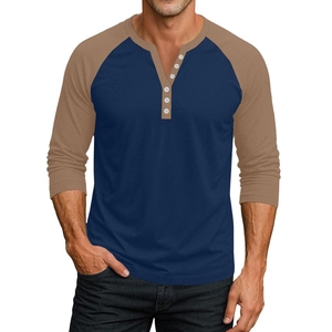 Détail des manches raglan marine et kaki sur un polo Henley à manches longues pour homme