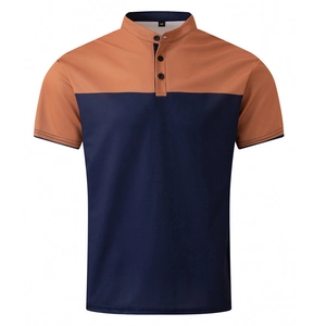 Détail d'un polo bicolore avec col officier et patte à trois boutons en taille M