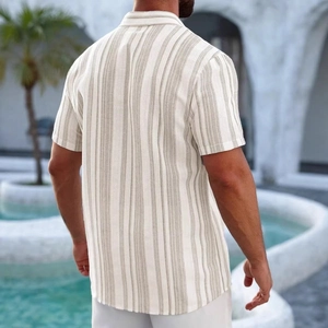 Dettaglio del tessuto in misto lino e della trama a righe della camicia estiva da uomo