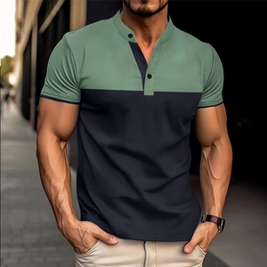 Détail d'un polo Henley cintré pour homme avec coutures bicolores vert et bleu marine