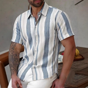 Vista dettagliata del tessuto traspirante e delle strisce verticali su camicia da uomo