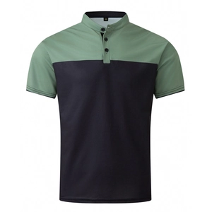 Détail d'un t-shirt Henley bicolore avec épaules vertes et col à trois boutons