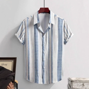 Dettaglio di una camicia da uomo a maniche corte a righe verticali bianche e blu