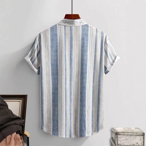 Dettaglio di camicia a maniche corte a righe bianche e blu con orlo arrotondato su gruccia