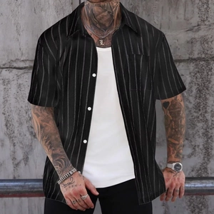 Dettaglio camicia nera a righe verticali da uomo con taschino sul petto e bottoni bianchi