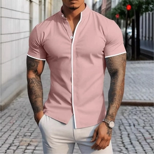 Dettaglio camicia da uomo a maniche corte slim fit con profili bianchi e colletto alla coreana