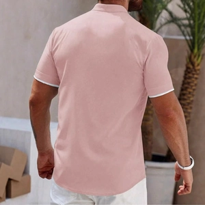 Vista posteriore di una camicia rosa a maniche corte slim fit con dettagli bianchi sui polsini