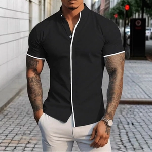 Dettaglio di camicia nera slim fit con piping bianco a contrasto sui bordi
