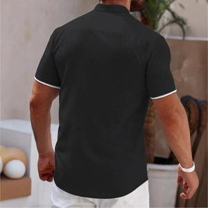 Dettaglio della camicia nera da uomo slim fit con bordi bianchi a contrasto sulle maniche