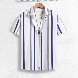 Dettaglio della camicia a righe a maniche corte con colletto a rever su gruccia in legno