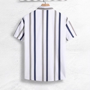 Dettaglio camicia da uomo a maniche corte con strisce verticali blu su gruccia
