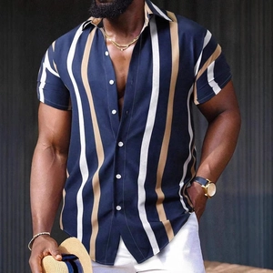 Dettaglio di una camicia slim fit da uomo a maniche corte con strisce verticali