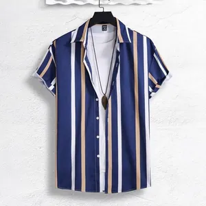 Dettaglio di una camicia da uomo con strisce verticali blu e marroni e bottoni bianchi
