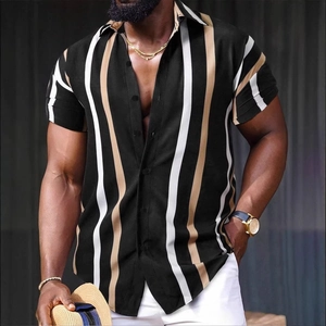 Dettaglio di camicia da uomo slim fit con strisce verticali e cappello di paglia