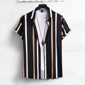 Dettaglio camicia a maniche corte a righe verticali con bottoni neri e collana a foglia