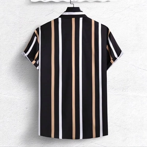 Vista posteriore di una camicia a maniche corte con strisce verticali nere e beige