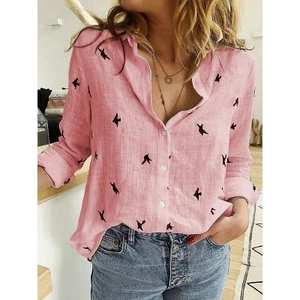 Detalle de la textura de camisa rosa de manga larga con estampado de aves y botones finos
