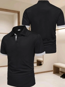 Détail d'un polo noir pour homme avec patte intérieure et bordures blanches contrastées