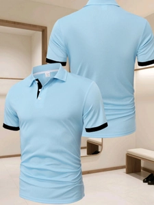 Détail d'un polo de golf bleu clair avec col contrasté noir et tissu texturé respirant