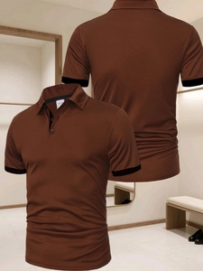 Détail du polo pour homme montrant le tissu dégradé marron foncé et le col boutonné