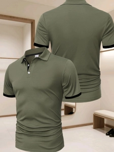 Vue détaillée avant et arrière du polo pour hommes vert olive avec bordures noires côtelées