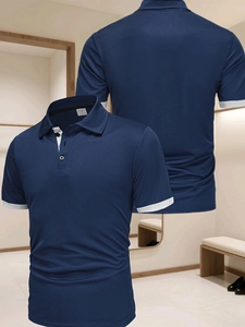 Détail du polo en coton bleu marine avec rayures blanches contrastées au col et aux poignets