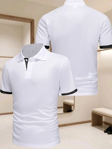 Vue détaillée du polo de golf blanc avec col et poignets contrastés noirs en maille