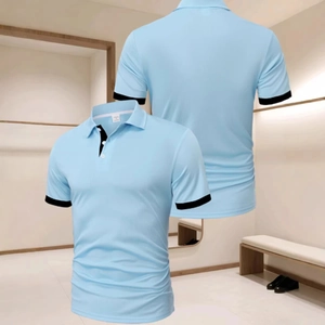 Polo bleu clair à manches courtes avec bordures noires contrastées et boutons blancs
