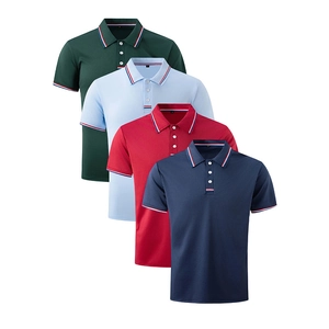 Détail de quatre polos avec col à rayures et patte de boutonnage à trois boutons